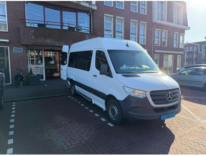 Rolstoeltaxi naar het ziekenhuis