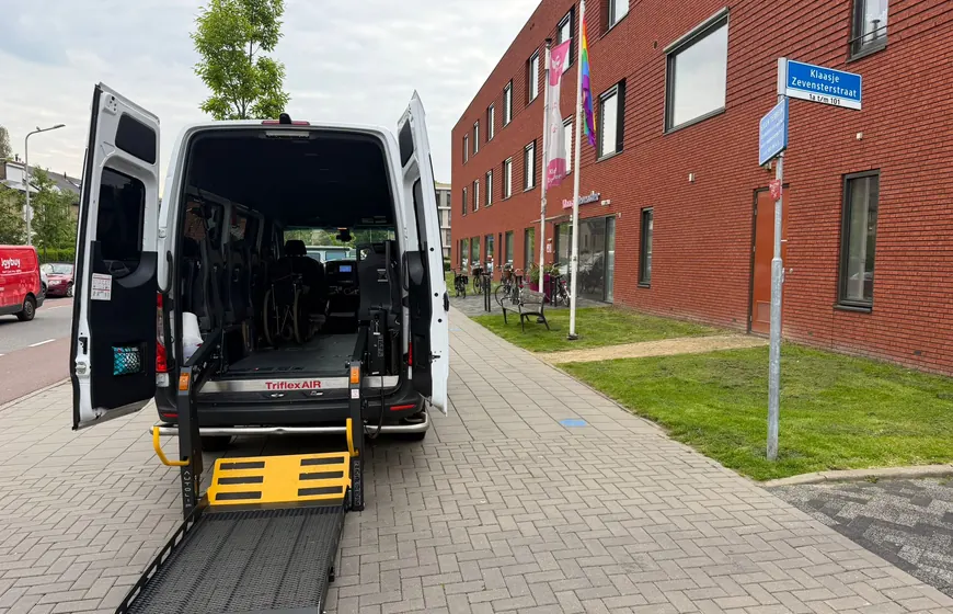 Rolstoelbus voor vervoer naar de dagbesteding