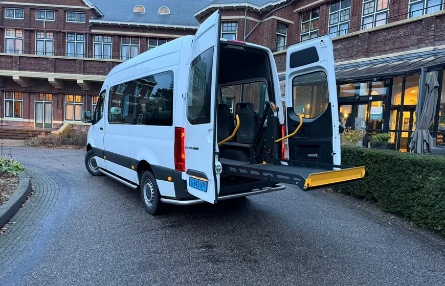 Rolstoelbus met lift voor dagbestedingsvervoer