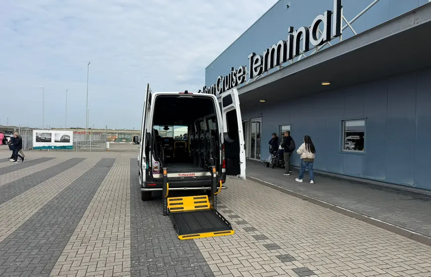 Rolstoelbus bij de cruise terminal