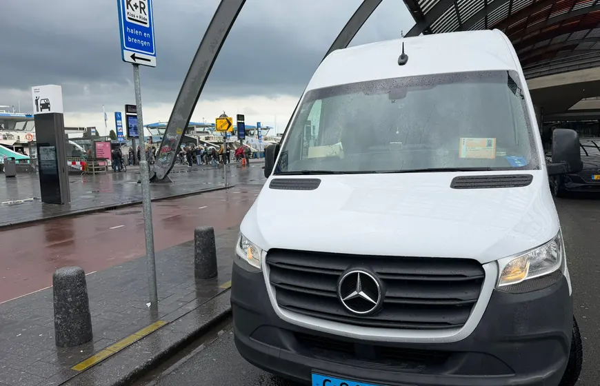 Rolstoelbus met lift voor luchthavenvervoer