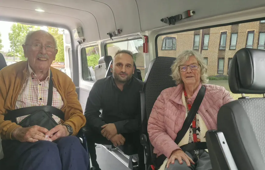 Chauffeur van Rolstoeltaxi Max met twee reizigers in de rolstoelbus