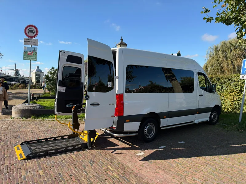 Rolstoelbus van Rolstoeltaxi MAX met open achterdeuren en uitgeklapte rolstoellift