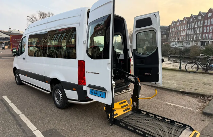 Rolstoelbus van Rolstoeltaxi Max in Amsterdam centrum