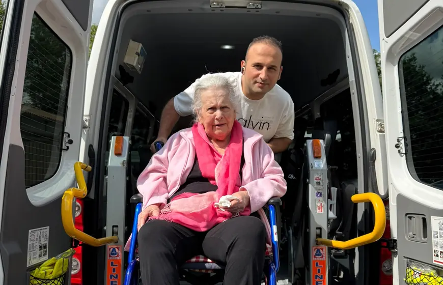 Persoonlijke hulp bij een rolstoelbus met lift