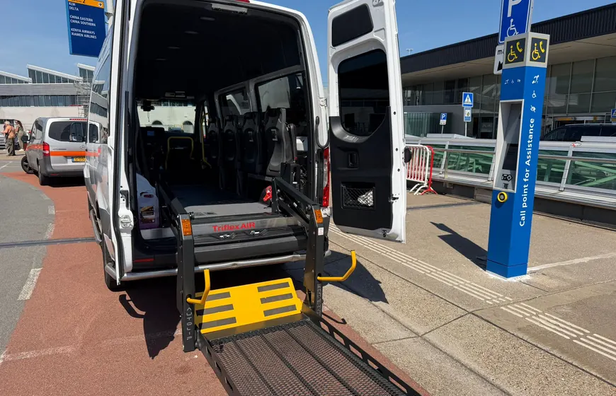Rolstoelbus met lift op Schiphol