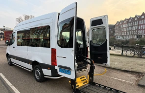 Rolstoelen veilig vastgezet tijdens groepsvervoer