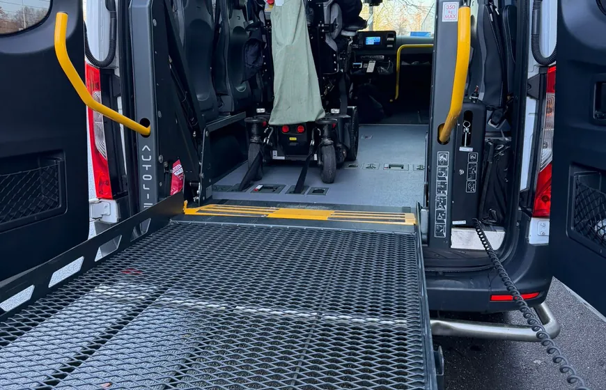 Rolstoelbus met lift voor veilig rolstoelvervoer