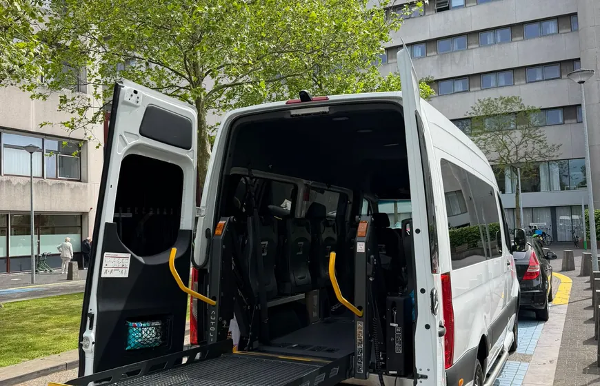 Rolstoelbus met lift bij het Spaarne Gasthuis