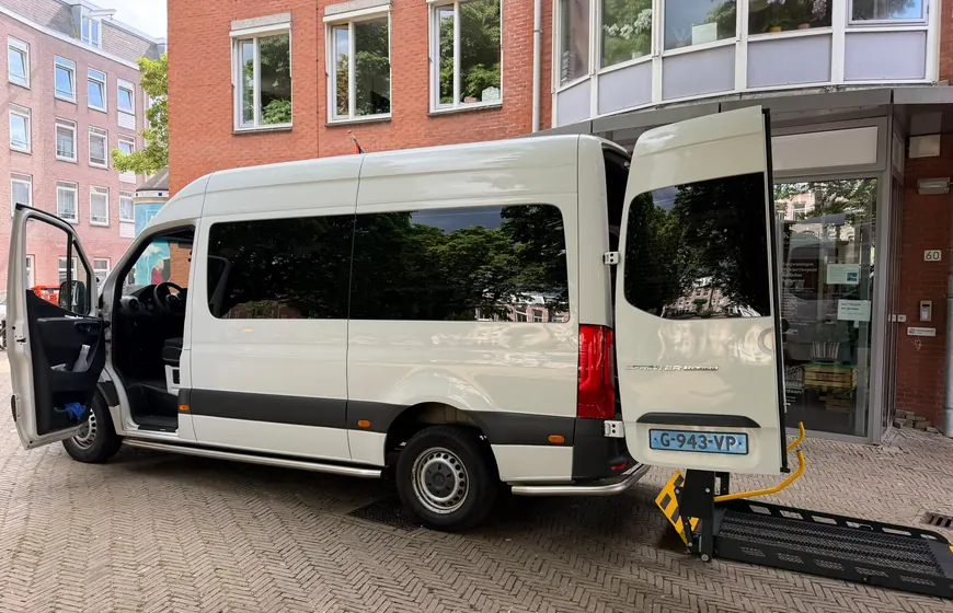 Zorgvervoer met een rolstoelbus en lift