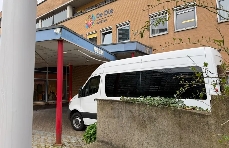 Rolstoelbus voor zorgvervoer bij een verzorgingshuis